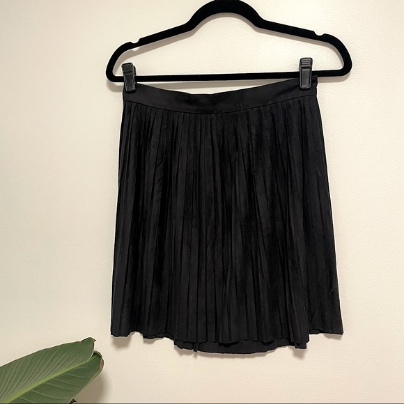 Black suede-like Zara mini skirt - Picture 1 of 3